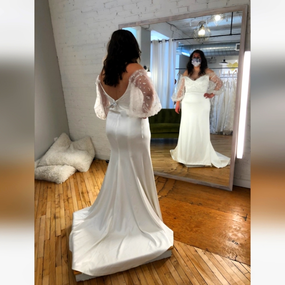 Tropez Fit and Flare, detachable sleeve wedding gown, Size 20, Laudae 2022